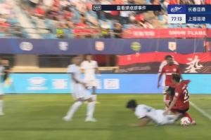 李新翔铲倒朴韬宇送点,奥莫伊胡安弗破门,亚泰1-2海港扳回一球