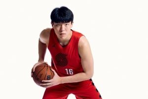 美媒调侃杨瀚森退出夏联:明天有球迷会哭 到了现场却发现杨不打