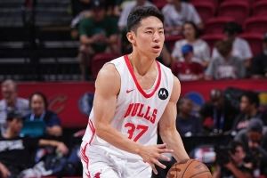 王子星:河村勇辉获得双向合同问题不大 但他真没法防&缺硬解能力