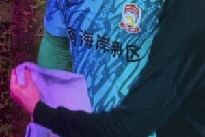 记者:青岛西海岸门将的那张纸是守门员教练杨智给他的