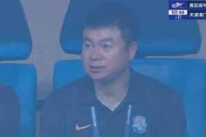  多一人作战0-2落后！于根伟替补席上脸色铁青
